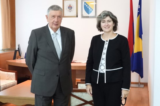 Zamjenik predsjedavajućeg Predstavničkog doma Nebojša Radmanović primio u nastupnu posjetu zamjenicu šefa misije SAD u BiH